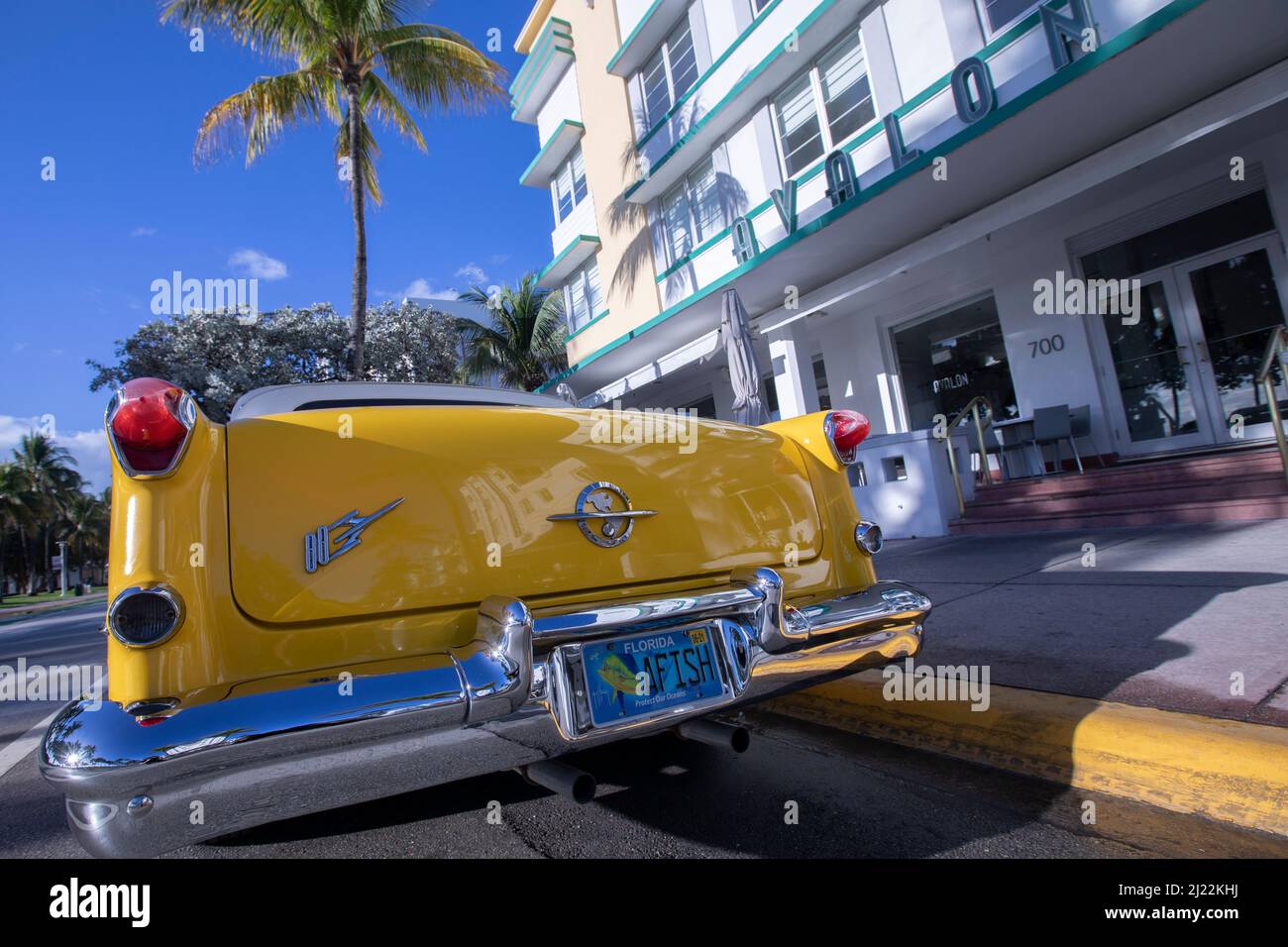 Avalon Hotel Miami sur Ocean Dr, à Miami Beach, en Floride, avec une voiture classique Oldsmobile en face Banque D'Images