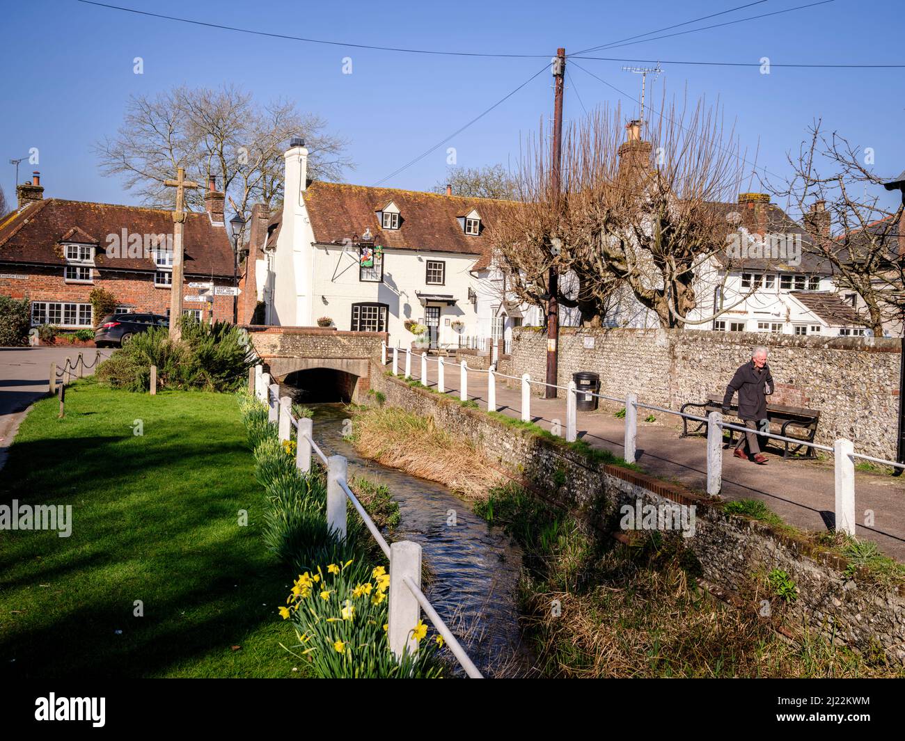 Usage éditorial seulement : YE Olde George Inn et le centre du village East Meon, Hampshire, Royaume-Uni. Banque D'Images