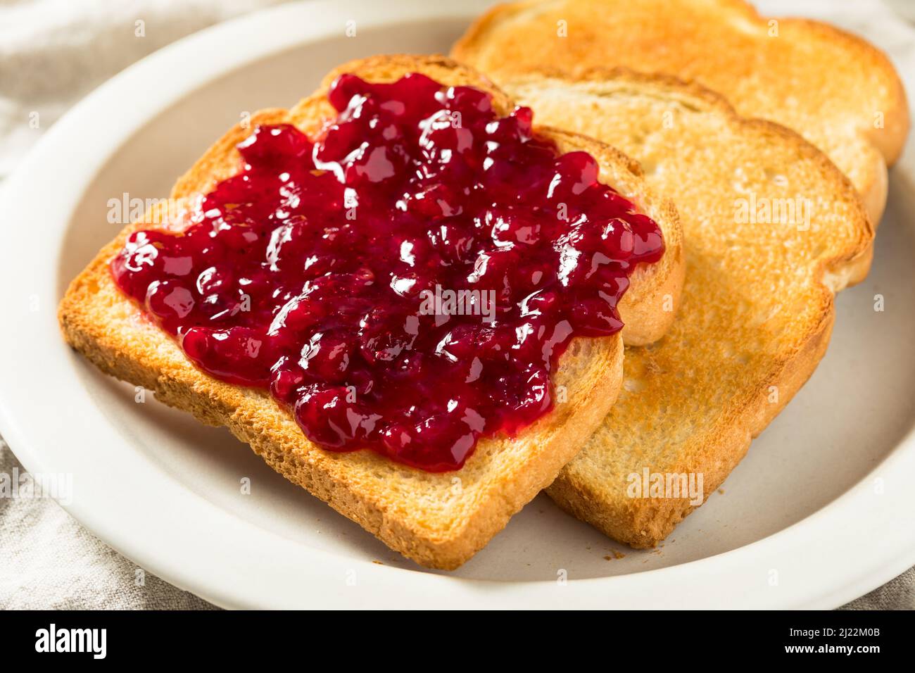 Confiture de baies maison sur pain grillé pour le petit déjeuner Banque D'Images