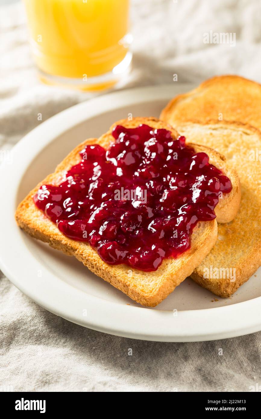 Confiture de baies maison sur pain grillé pour le petit déjeuner Banque D'Images