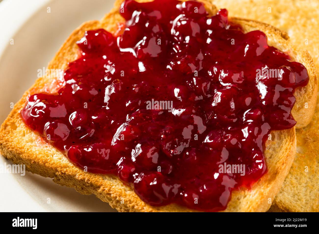 Confiture de baies maison sur pain grillé pour le petit déjeuner Banque D'Images