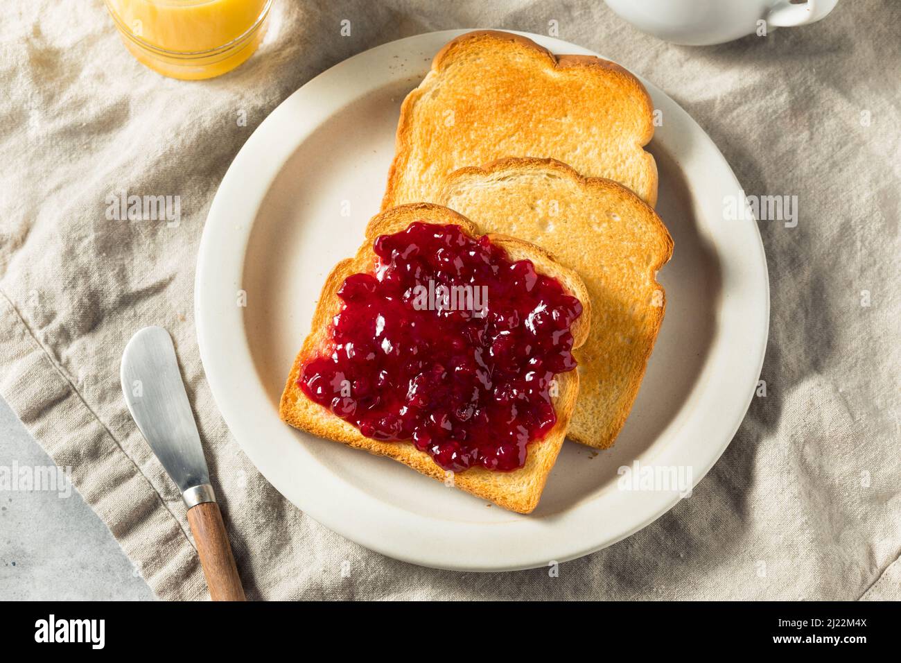 Confiture de baies maison sur pain grillé pour le petit déjeuner Banque D'Images