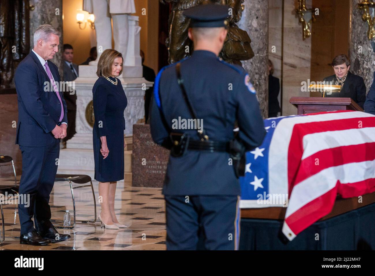 Washington, D.C., le 29 mars 2022. Nancy Pelosi, présidente de la Chambre des représentants, et Kevin McCarthy, chef de la minorité de la Chambre des représentants, se sont inclinés devant Margaret Grun Kibben, l'aumônier de la Maison des États-Unis, pour invoquer le représentant républicain de l'Alaska Don Young, qui se trouve dans la salle de statuaire du Capitole des États-Unis à Washington, D.C., 29 mars 2022. Jeune décédé à l'âge de 88 ans, il a été à la Chambre pendant 49 ans et le républicain ayant le plus longtemps été à la Chambre des représentants. Photo de Shawn thew/Pool/ABACAPRESS.COM Banque D'Images