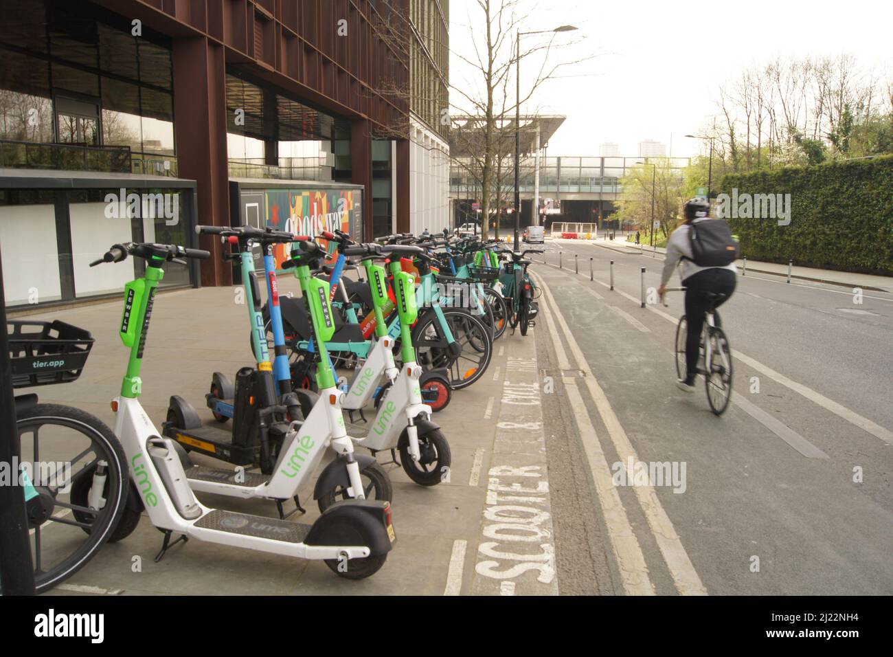 Scooters électriques à King's Cross Banque D'Images