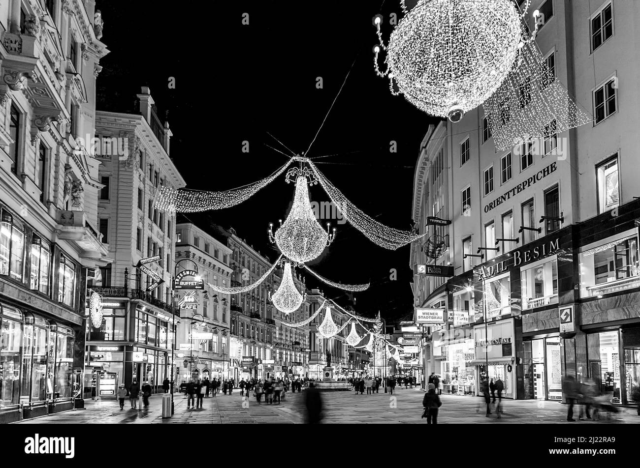 VIENNE, AUTRICHE - 09 DÉCEMBRE : Vienne - célèbre rue Graben de nuit avec réflexion de pluie sur les pavés le 09 décembre 2009 à Vienne, Autriche. Banque D'Images