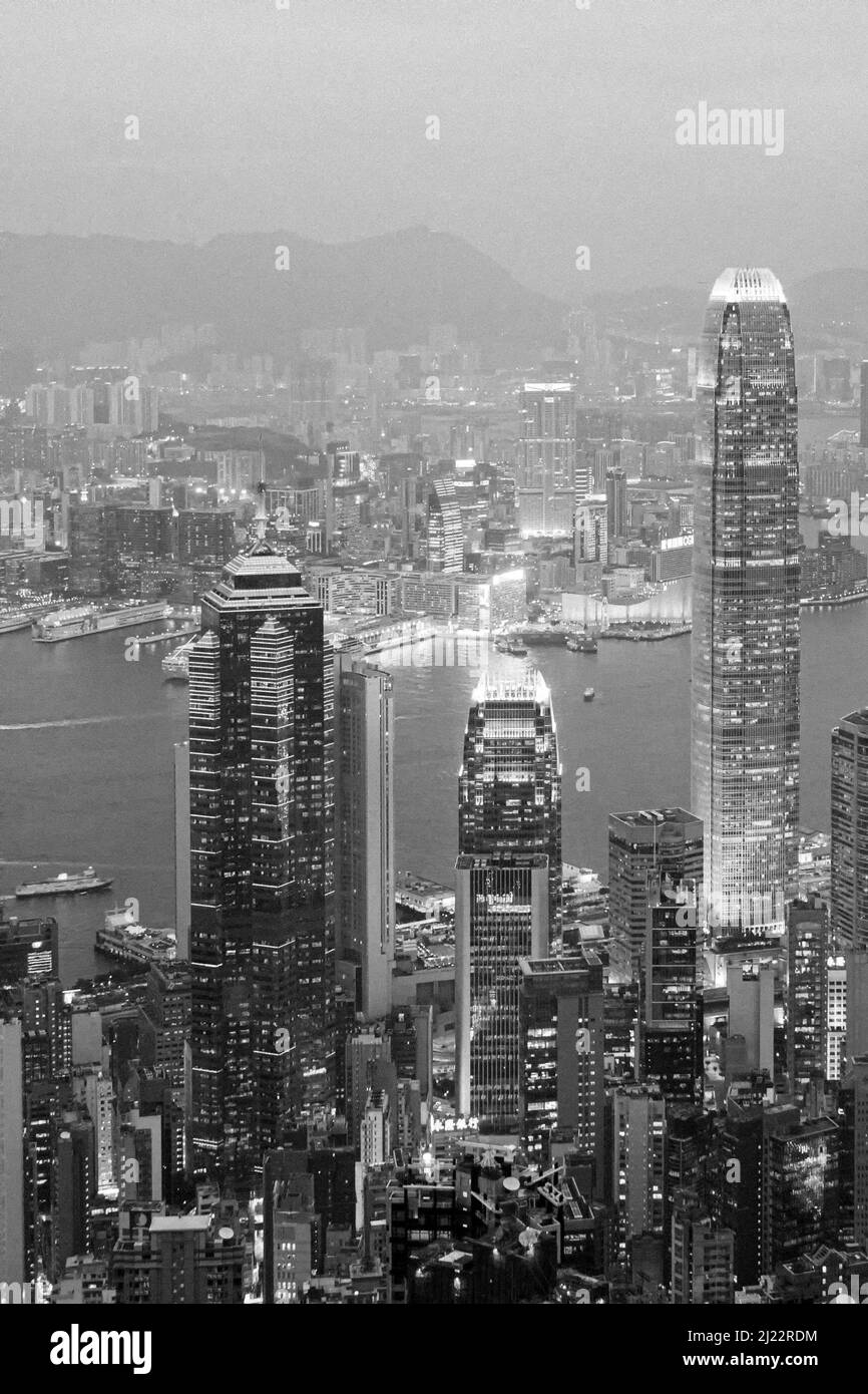 Victoria, Hong Kong - 8 janvier 2010 : vue de nuit depuis le sommet de Victoria jusqu'aux gratte-ciel et au port de Hong Kong avec une scène spectaculaire de gratte-ciel. Banque D'Images