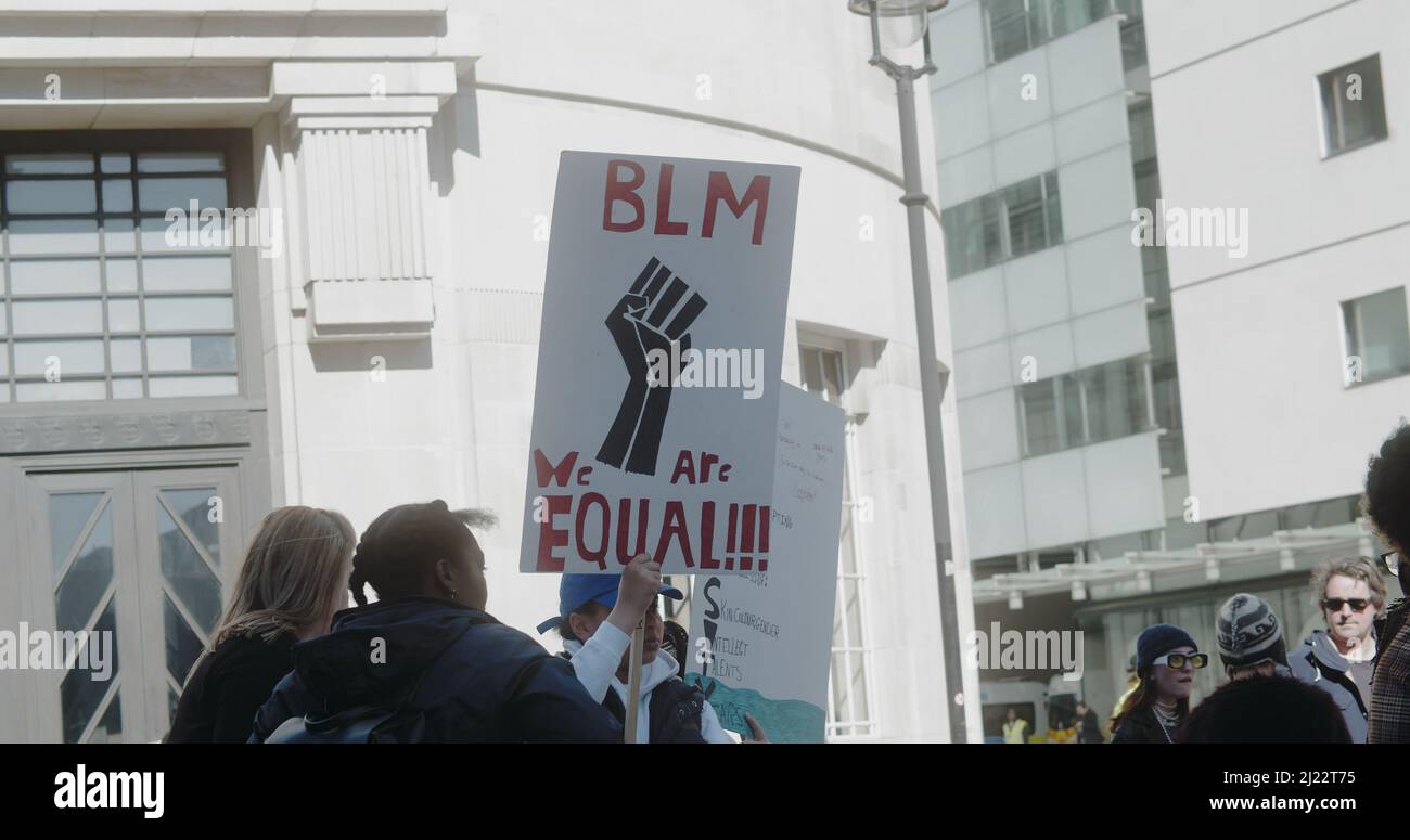 Londres, Royaume-Uni - 03 19 2022: Un jeune enfant noir à Portland place muni d'un panneau, «BLM. Nous sommes égaux!!!», pour le ‘monarque contre le racisme’ annuel. Banque D'Images