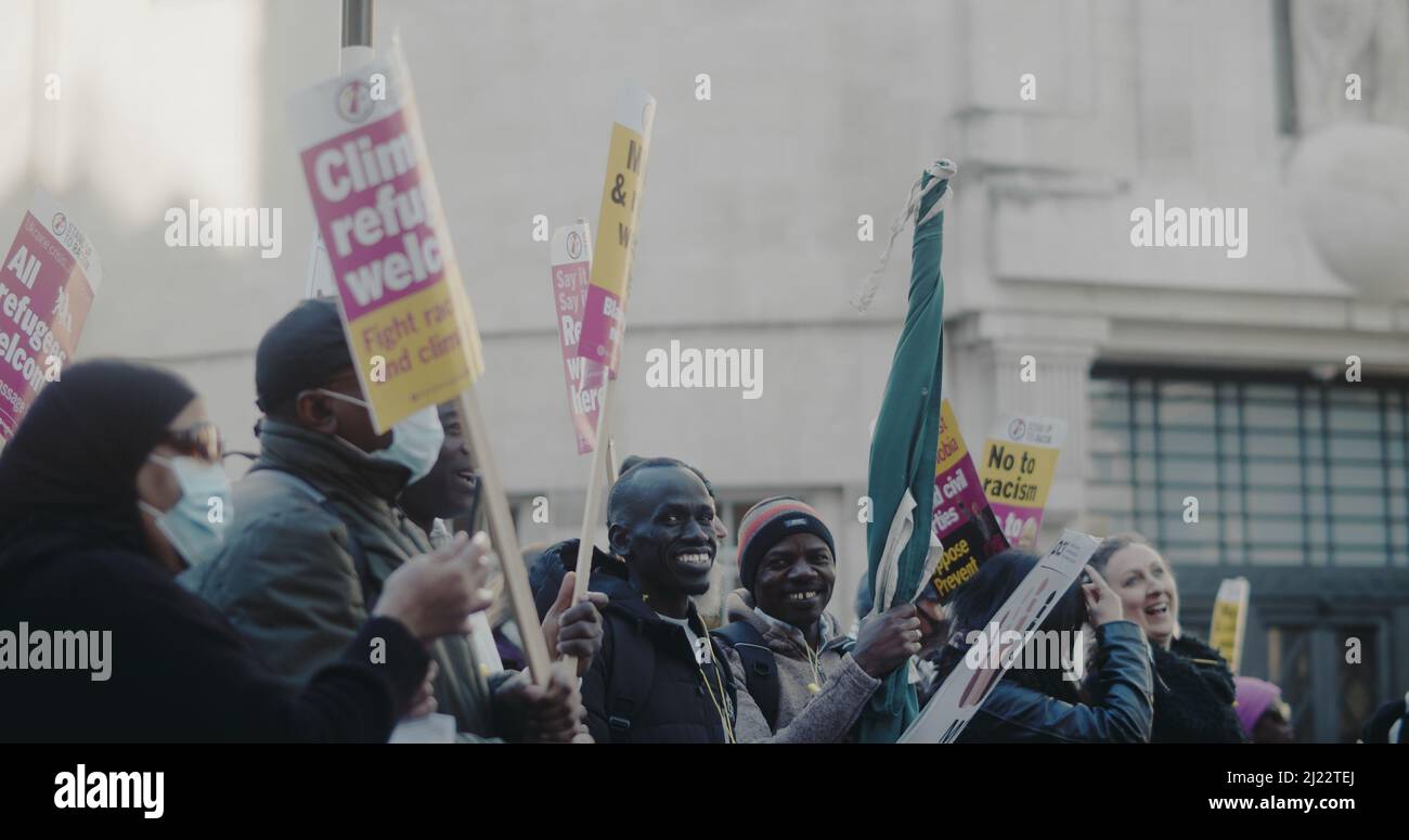 Londres, Royaume-Uni - 03 19 2022: Un groupe d'hommes noirs en file tenant des panneaux lors d'une manifestation sur Portland place, pour l'année «la Marche contre le racisme». Banque D'Images