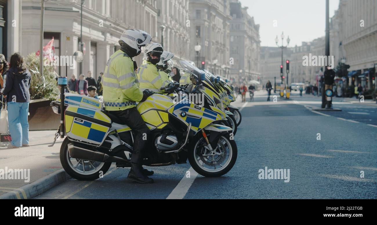 Londres, Royaume-Uni - 03 19 2022: Une série de policiers à moto, sur Regent Street, pour l'année «la Marche contre le racisme». Banque D'Images