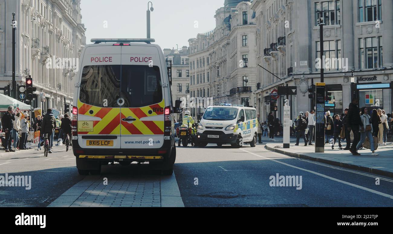 Londres, Royaume-Uni - 03 19 2022: Des fourgonnettes de police métropolitaine et une moto bloquant Regent Street, à l'extérieur de la station Oxford Circus, pour une manifestation. Banque D'Images