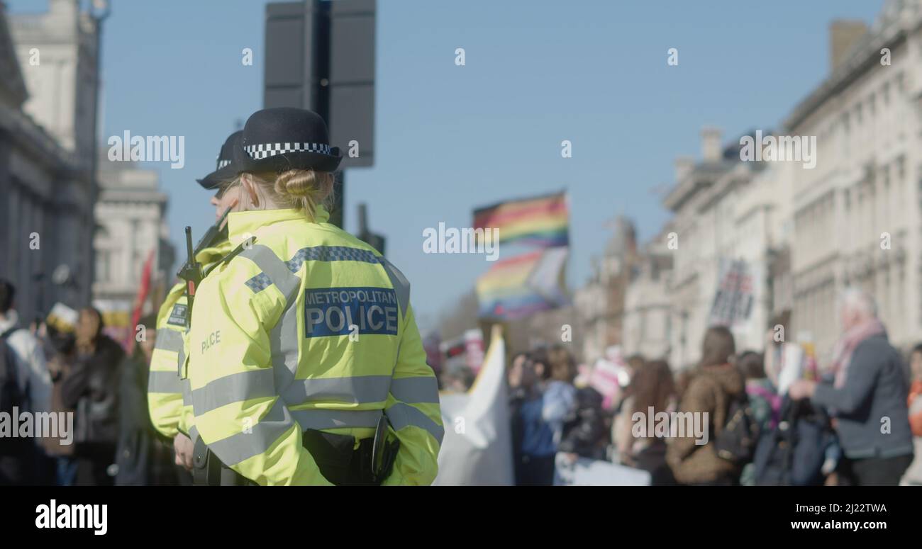 Londres, Royaume-Uni - 03 19 2022 : une femme officier de police métropolitaine se tenant à une manifestation sur la place du Parlement, pour la « Marche contre le racisme » annuelle. Banque D'Images