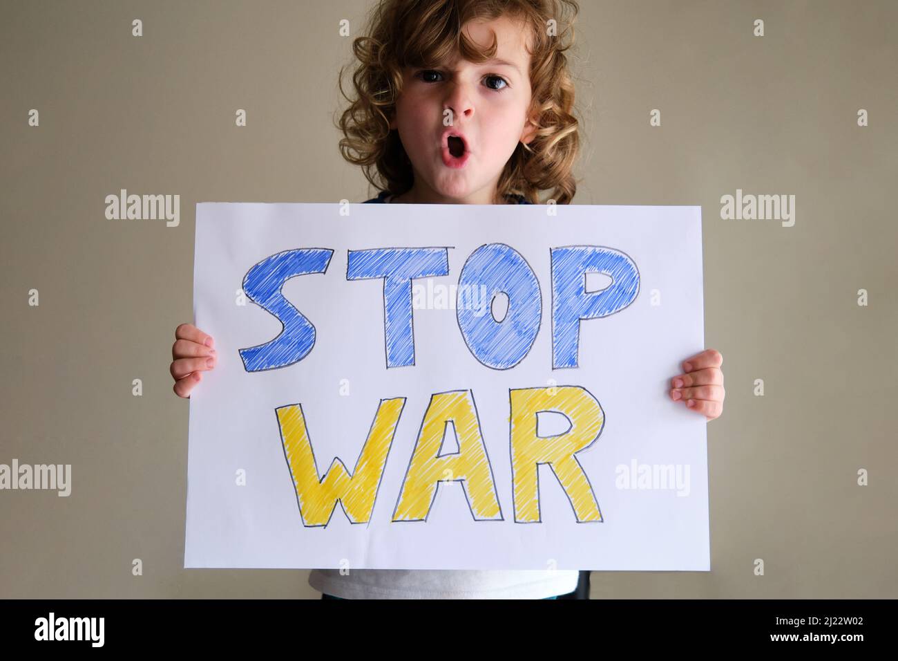 Enfant avec panneau Stop War, Ukraine War Banque D'Images