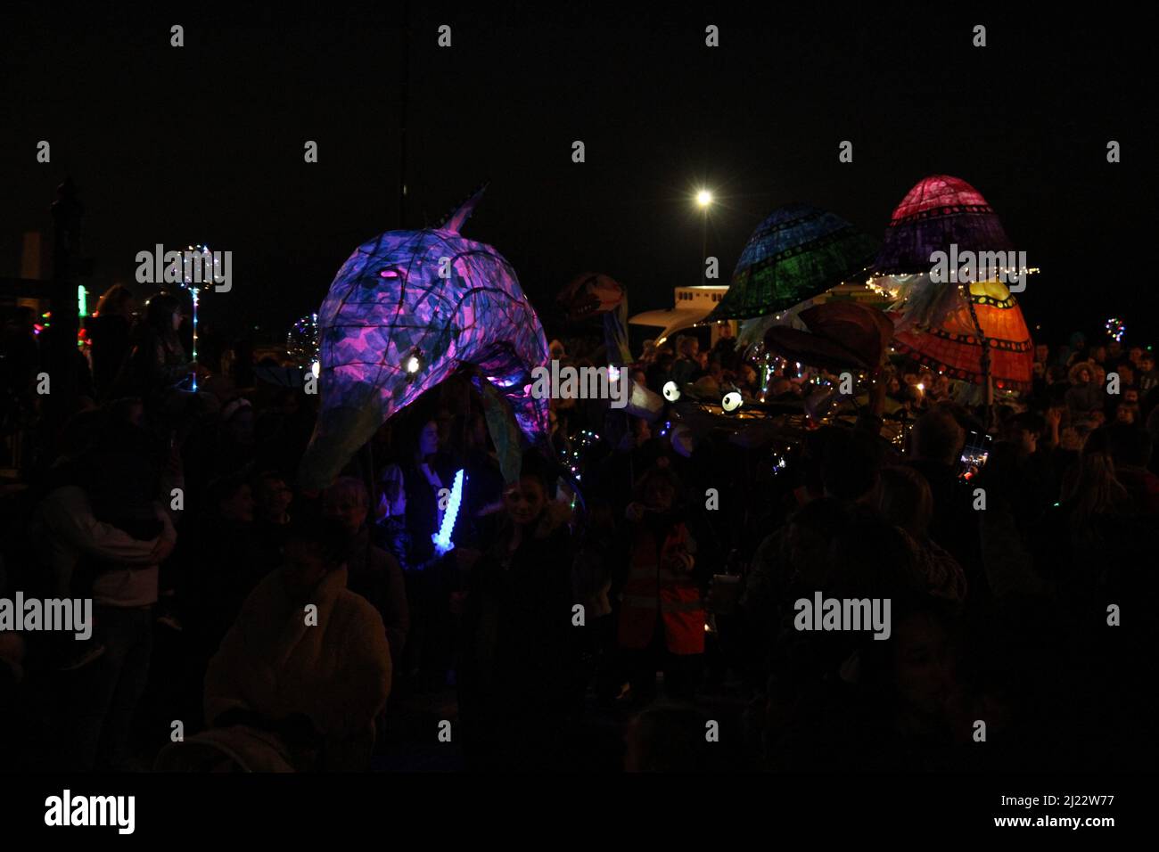 La procession au Harwich illuminer Festival 2022 composé de représentations colorées de diverses créatures marines Banque D'Images