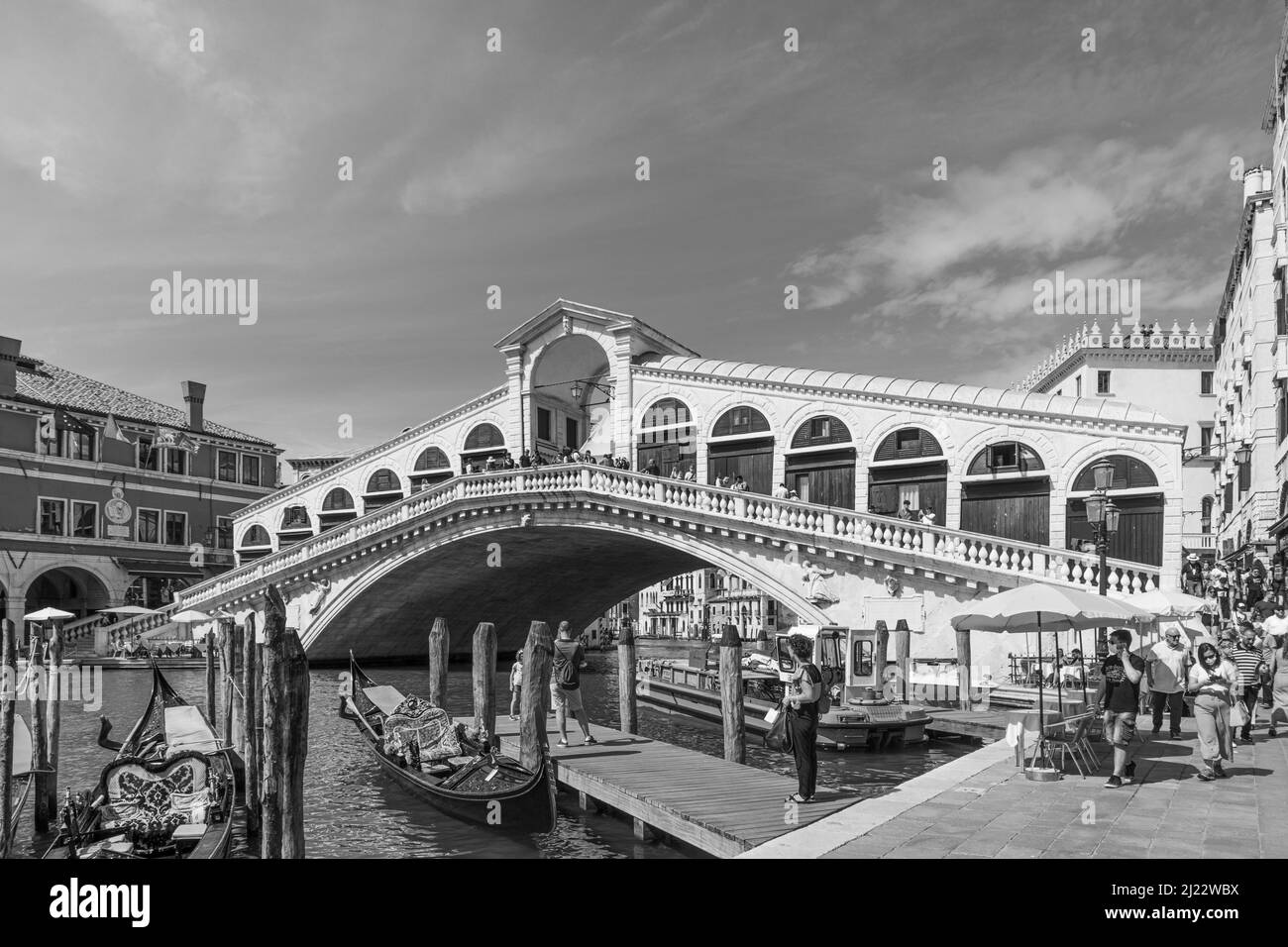Venise, Italie - 3 juillet 2021 : vue sur le pont du Rialto au grand canal de Venise, Italie avec des bateaux et des touristes regardant le canal. Banque D'Images