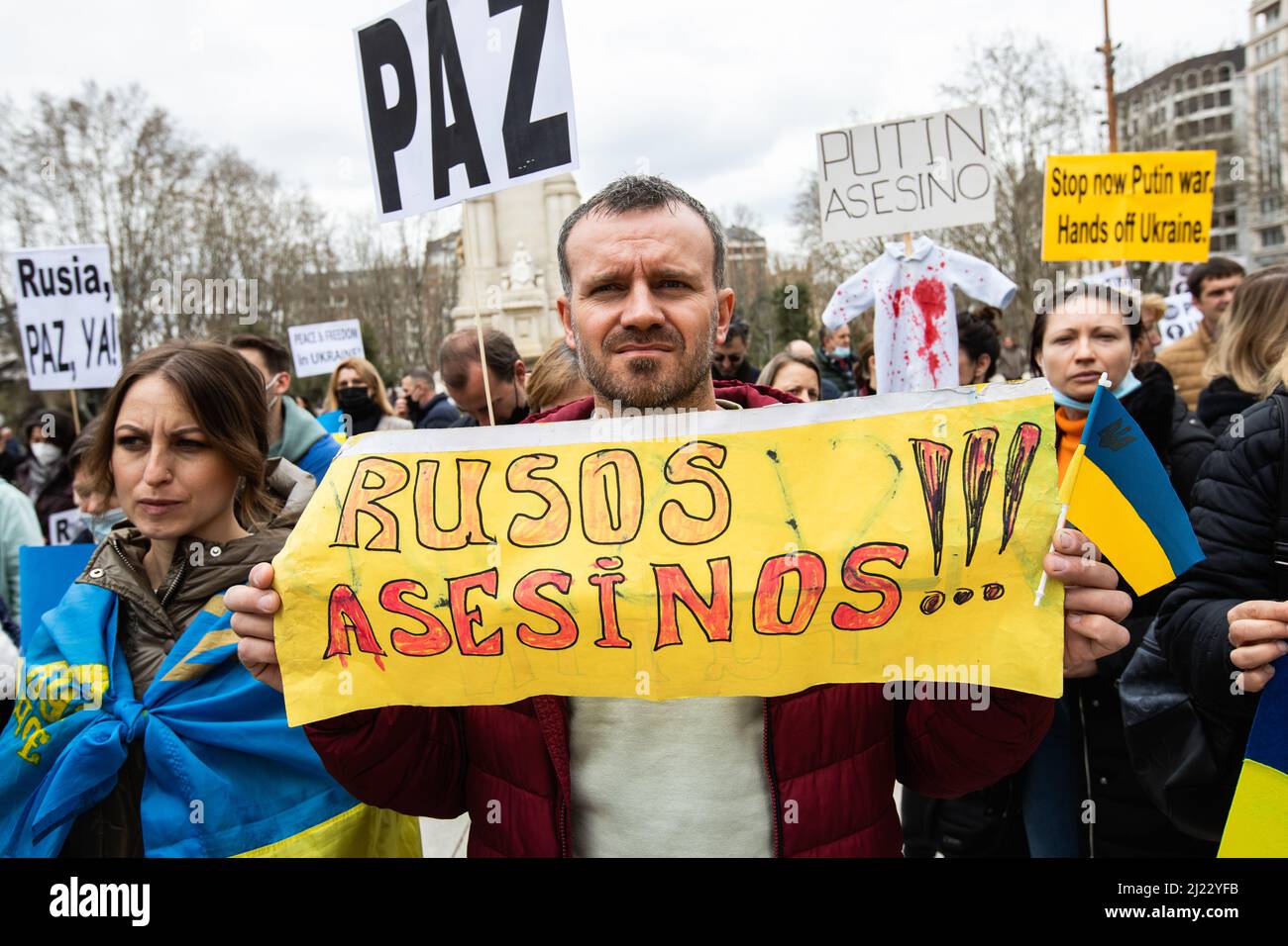 Un homme porte un signe qui lit 'Killer Russians' lors d'une protestation contre la guerre en Ukraine à Madrid, en Espagne Banque D'Images