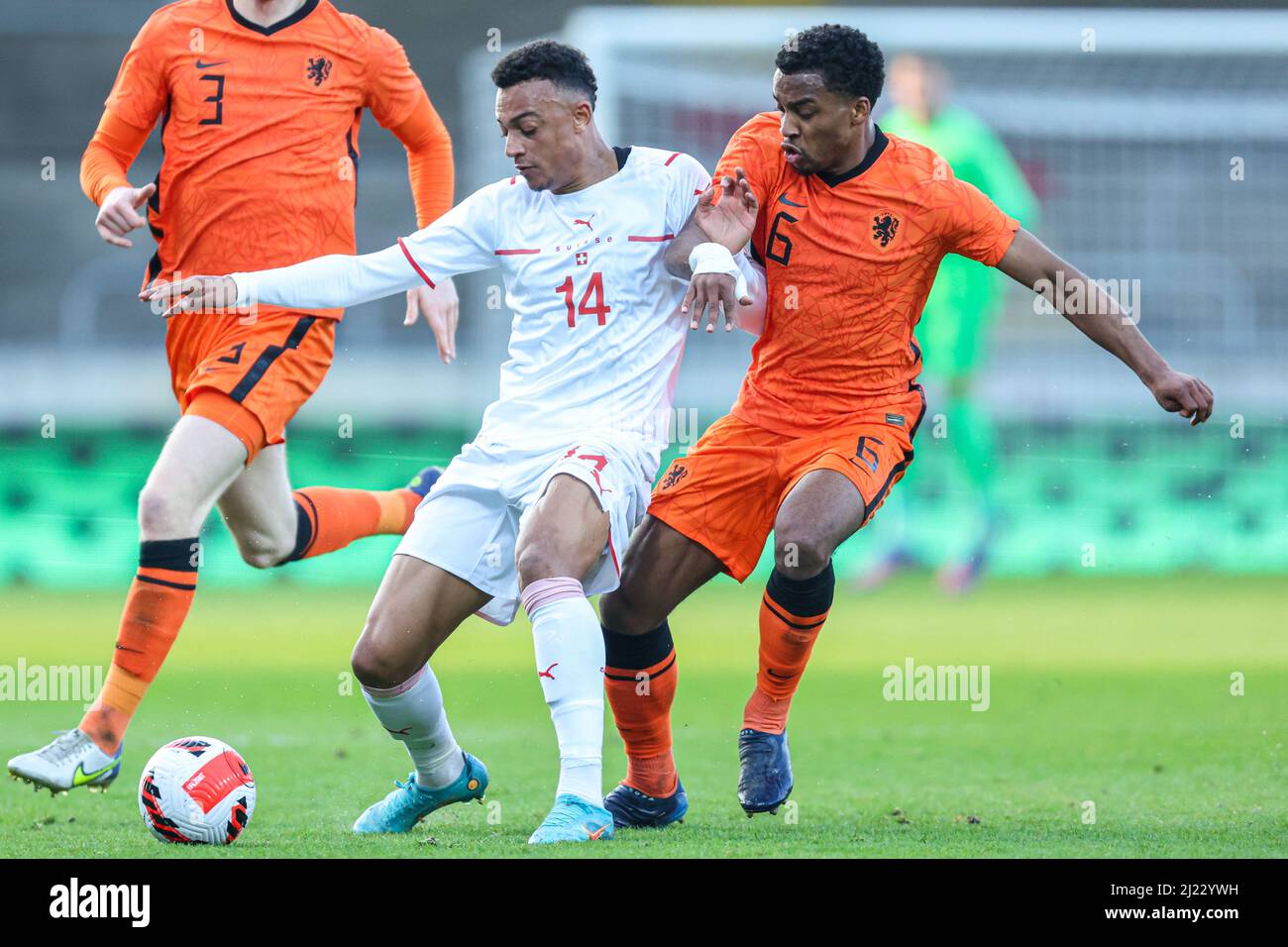 DEVENTER, PAYS-BAS - MARS 29: DaN Ndoye de Suisse U21, Bois de quinten des pays-Bas U21 lors du match de qualification DE l'UEFA EURO U21 entre les pays-Bas U21 et la Suisse U21 à de Adelaarshorst le 29 mars 2022 à Deventer, pays-Bas (photo de Peter sous/Orange Pictures) Banque D'Images