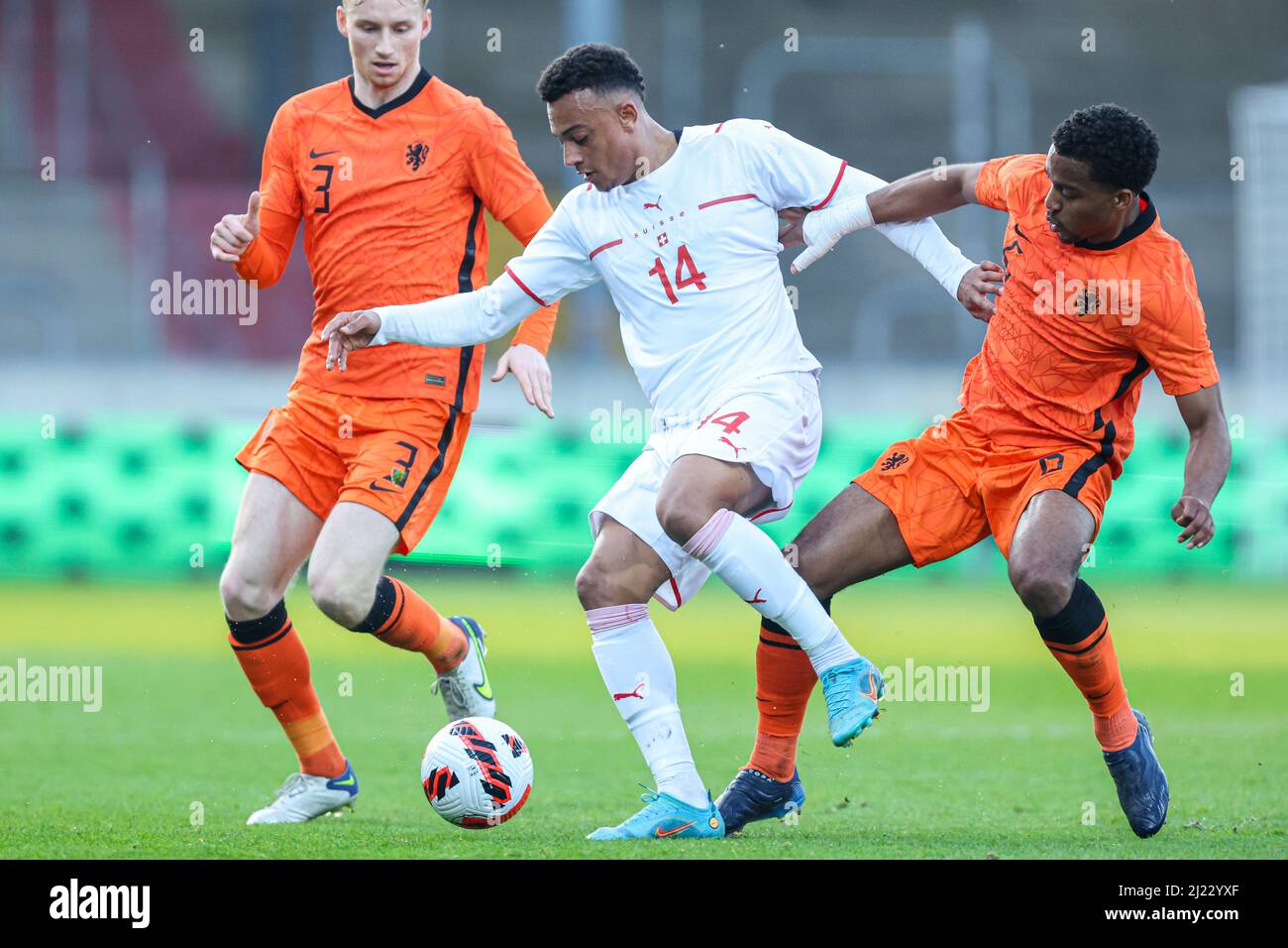 DEVENTER, PAYS-BAS - MARS 29: DaN Ndoye de Suisse U21, Bois de quinten des pays-Bas U21 lors du match de qualification DE l'UEFA EURO U21 entre les pays-Bas U21 et la Suisse U21 à de Adelaarshorst le 29 mars 2022 à Deventer, pays-Bas (photo de Peter sous/Orange Pictures) Banque D'Images