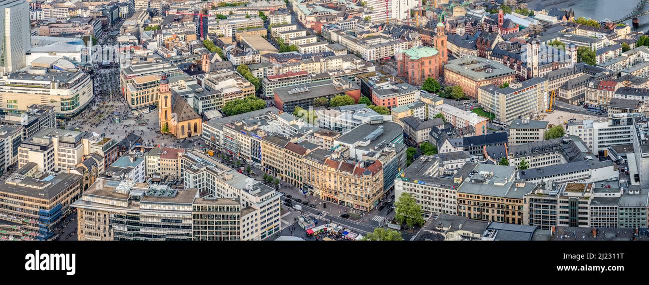 Francfort, Allemagne - 2 mai 2015 : panorama de Francfort-sur-le-main avec gratte-ciels et boutiques Mile Zeil. Banque D'Images