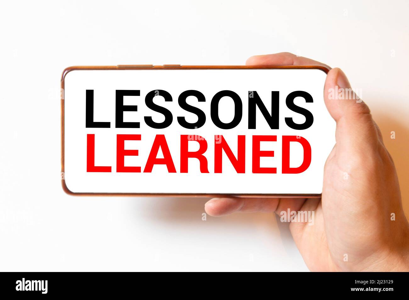 Leçons apprises. L'inscription du message texte sur l'écran du smartphone. Connaissances acquises grâce à l'expérience pour améliorer les performances à l'avenir. Banque D'Images