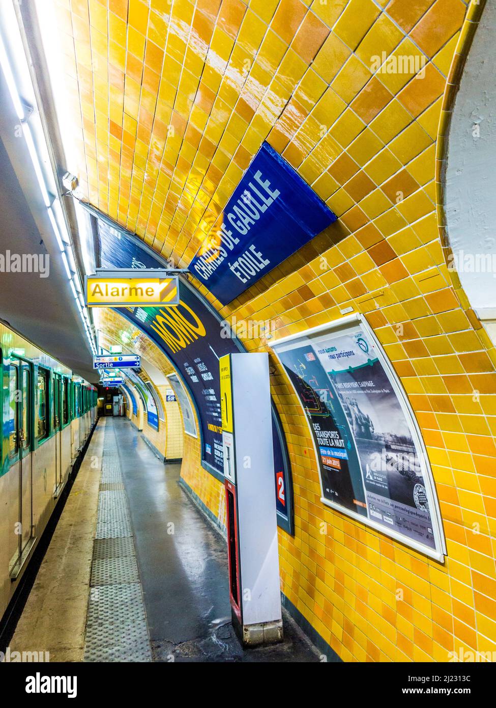 Paris, France - 12 juin 2015 : métro Paris métro station Charles de Gaulle place etoile. Le métro de Paris est l'un des plus grands réseaux de métro de la Banque D'Images