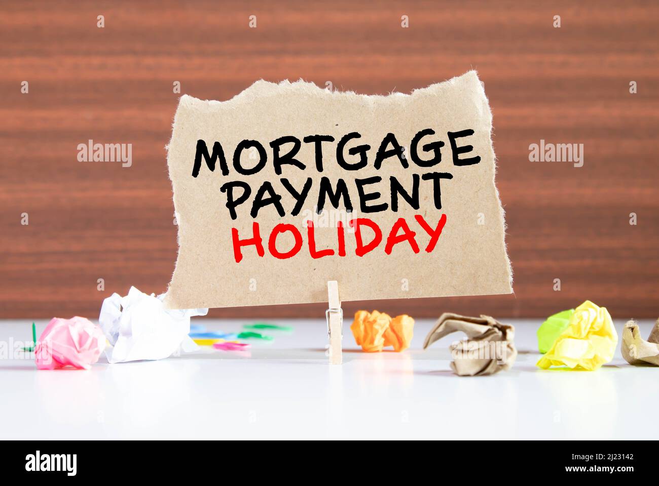 Paiement hypothécaire Holiday écrire sur du papier craquant isolé sur une table en bois Banque D'Images