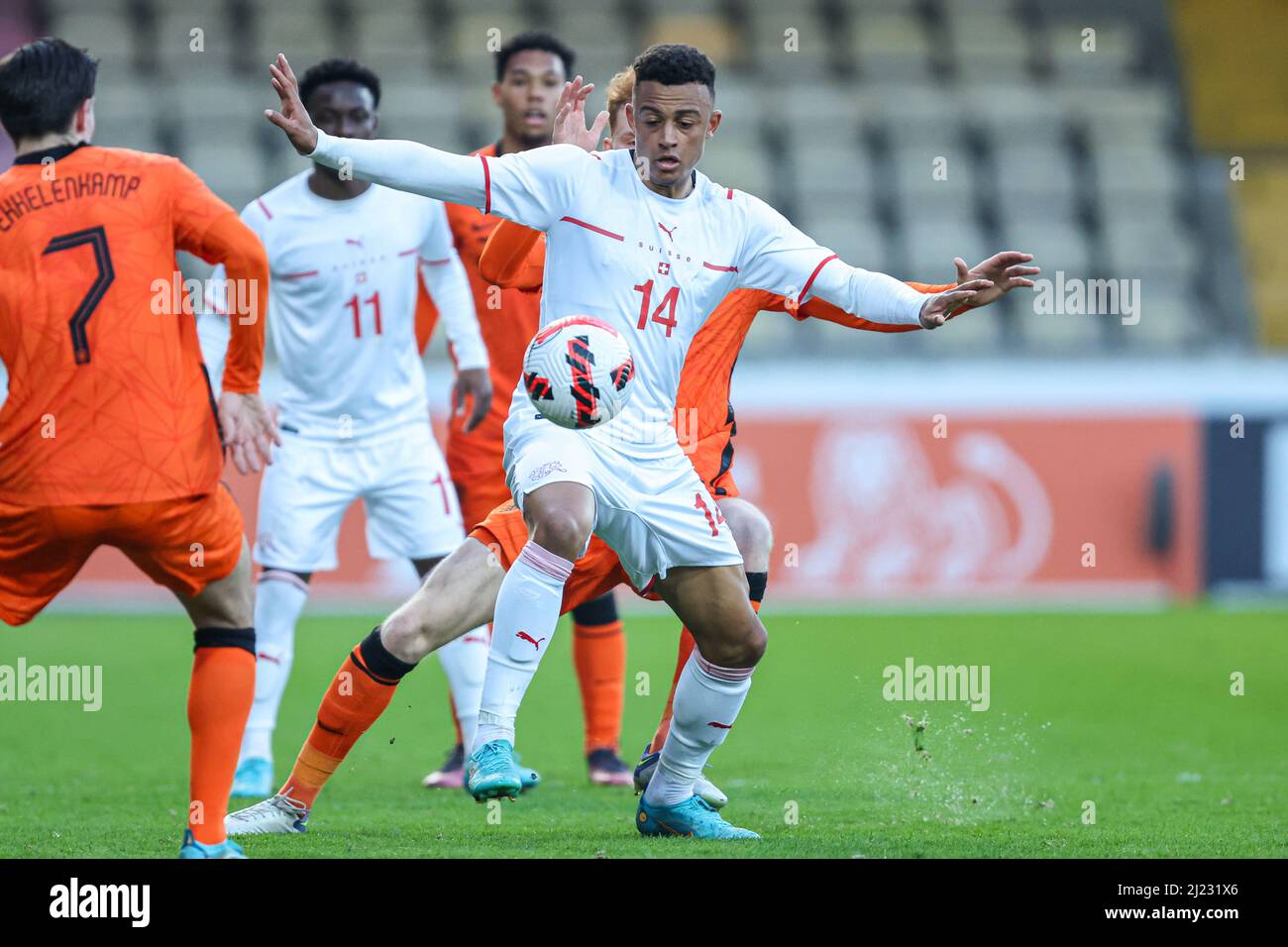 DEVENTER, PAYS-BAS - MARS 29: DaN Ndoye de Suisse U21, Sepp van den Berg des pays-Bas U21 lors du match de qualification DE l'UEFA EURO U21 entre les pays-Bas U21 et la Suisse U21 à de Adelarshorst le 29 mars 2022 à Deventer, pays-Bas (photo de Peter sous/Orange Pictures) Banque D'Images