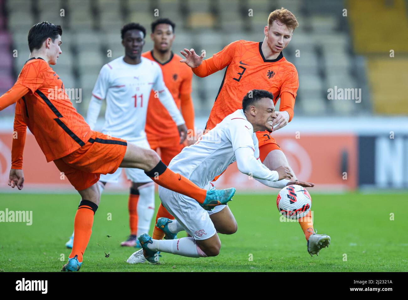 DEVENTER, PAYS-BAS - MARS 29 : Jurgen Ekkelenkamp des pays-Bas U21, Dan Ndoye de la Suisse U21, Sepp van den Berg des pays-Bas U21 lors du match de qualification DE L'UEFA EURO U21 entre les pays-Bas U21 et la Suisse U21 à de Adelaarshorst le 29 mars 2022 à Deventer, pays-Bas (photo de Peter Lous/Orange Pictures) Banque D'Images