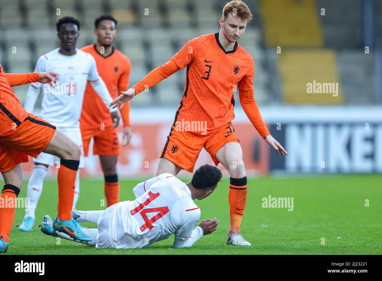 DEVENTER, PAYS-BAS - MARS 29: DaN Ndoye de Suisse U21, Sepp van den Berg des pays-Bas U21 lors du match de qualification DE l'UEFA EURO U21 entre les pays-Bas U21 et la Suisse U21 à de Adelarshorst le 29 mars 2022 à Deventer, pays-Bas (photo de Peter sous/Orange Pictures) Banque D'Images