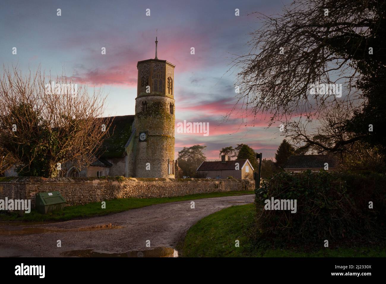 L'église Sainte-Marie-la-Vierge, avec une tour octogonale et un toit de chaume à Beachamwell, Norfolk, Royaume-Uni, avant l'incendie de février 2022 Banque D'Images