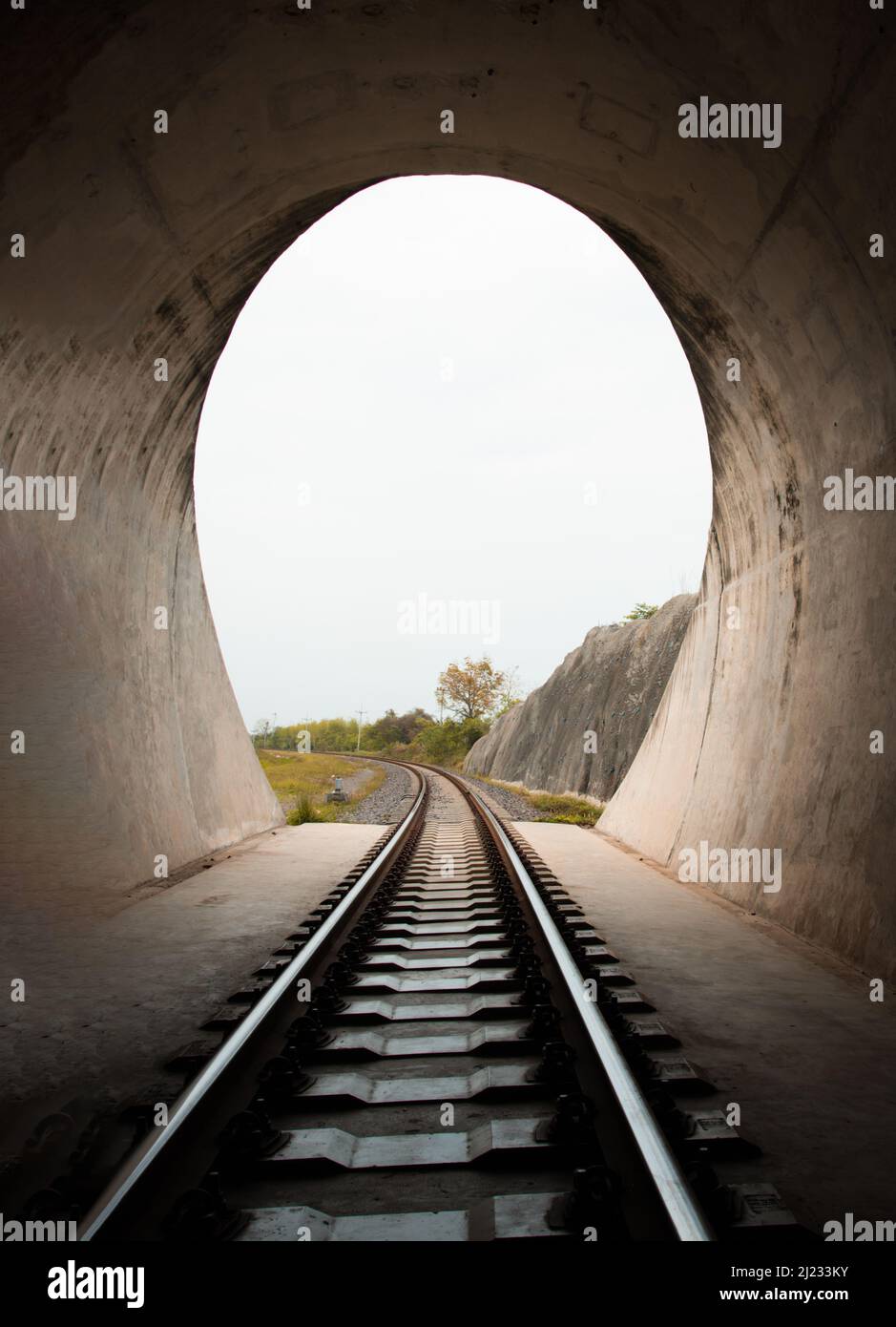 A l'intérieur du tunnel ferroviaire et des chemins de fer avec lumière naturelle à la fin. Lumière à la fin du tunnel, lumières et ombres, concept de réalisation de votre g Banque D'Images
