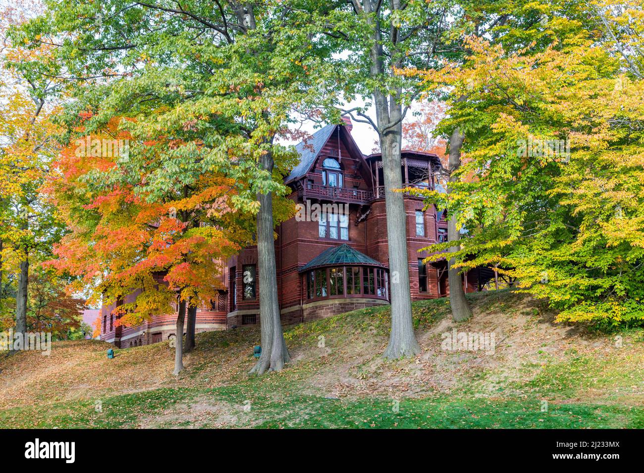 Hartford, USA - 27 octobre 2015 : maison Mark Twain à Hartford, Connecticut. L'ancienne maison de Mark Twain sert aujourd'hui de musée. Banque D'Images Hartford, USA - 27 octobre 2015 : maison Mark Twain à Hartford, Connecticut. L'ancienne maison de Mark Twain sert aujourd'hui de musée. Banque D'Images