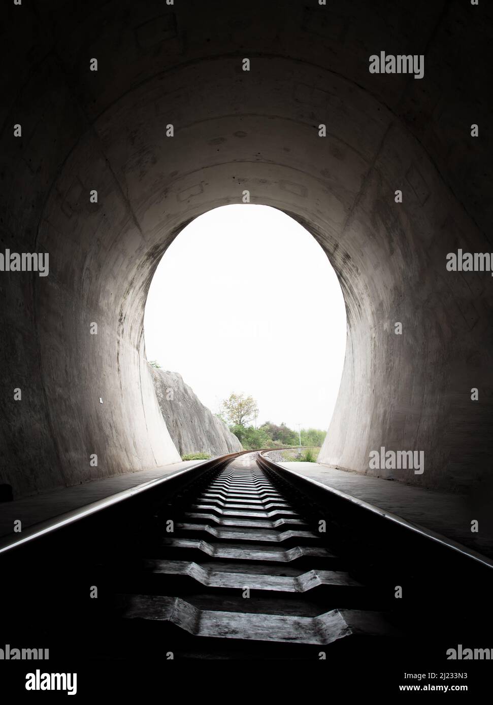 A l'intérieur du tunnel ferroviaire et des chemins de fer avec lumière naturelle à la fin. Lumière à la fin du tunnel, lumières et ombres, concept de réalisation de votre g Banque D'Images