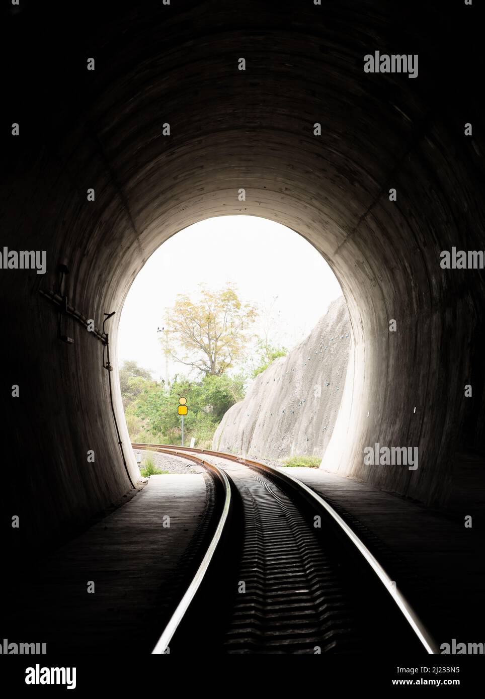 A l'intérieur du tunnel ferroviaire et des chemins de fer avec lumière naturelle à la fin. Lumière à la fin du tunnel, lumières et ombres, concept de réalisation de votre g Banque D'Images
