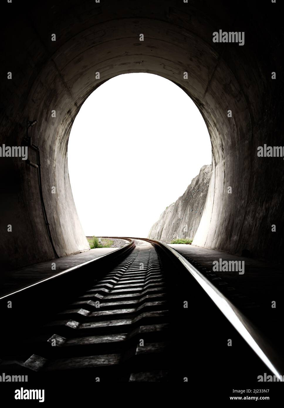 A l'intérieur du tunnel ferroviaire et des chemins de fer avec lumière naturelle à la fin. Lumière à la fin du tunnel, lumières et ombres, concept de réalisation de votre g Banque D'Images