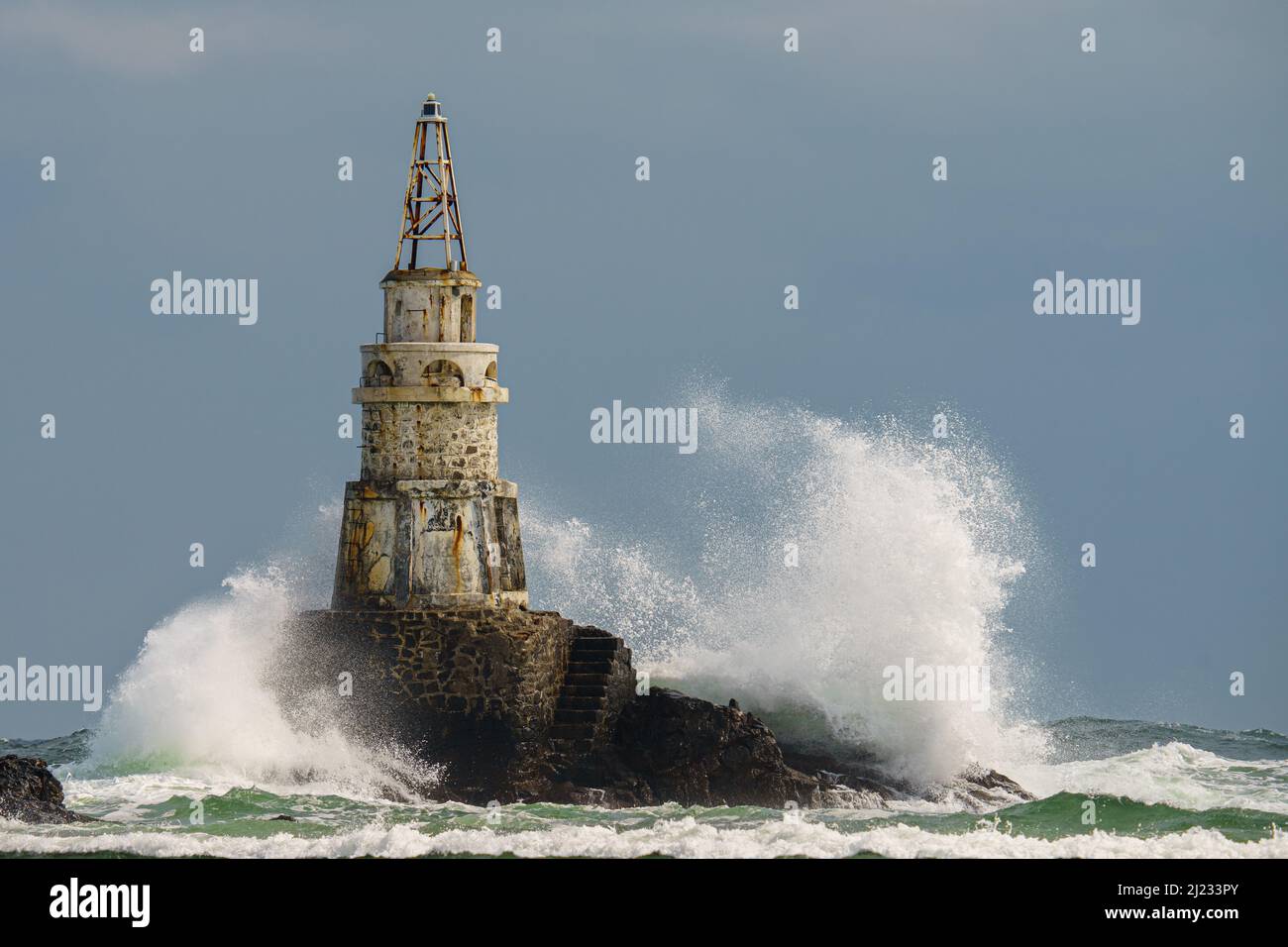 Un vieux phare rouillé dans la mer Noire avec des vagues géantes qui s'écrasant à Ahtopol, Bulgarie Banque D'Images