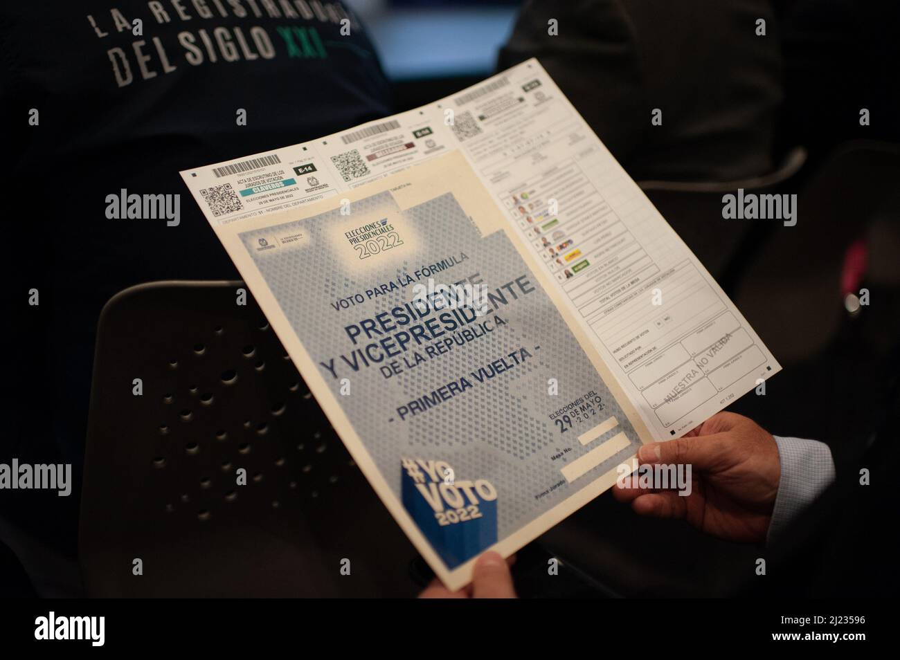 Le registre national de l'État civil présente les bulletins de vote par tirage pour les élections présidentielles de 2022 présentés par le registraire national Alexander Vega, à Bogota (Colombie), le 29 mars 2022. Photo de: Sebastian Barros/long Visual Press Banque D'Images