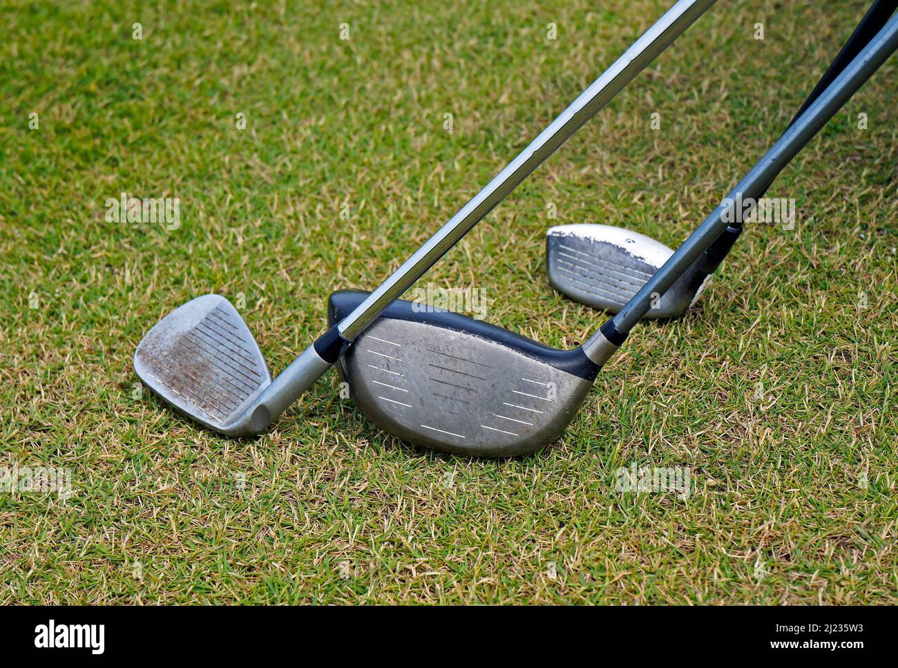 Trois clubs de golf sur l'herbe Banque D'Images