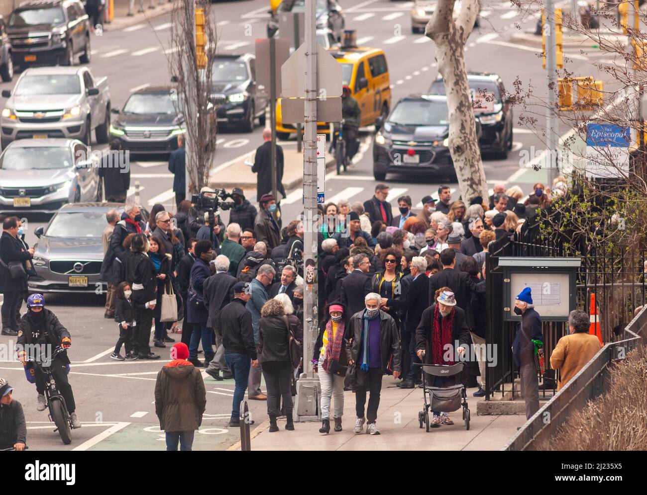 Les amateurs quittent l'Église des Saints Apôtres à Chelsea, à New York, le samedi 26 mars 2022, après les funérailles de Barbara Maier Gutern. Gusern, une entraîneure et interprète de 87 ans, aurait été mise à terre par Lauren Pazienza, âgée de 26 ans, le 10 mars, qui lui aurait frappé la tête et aurait ensuite été en voie de se retirer. (© Richard B. Levine) Banque D'Images