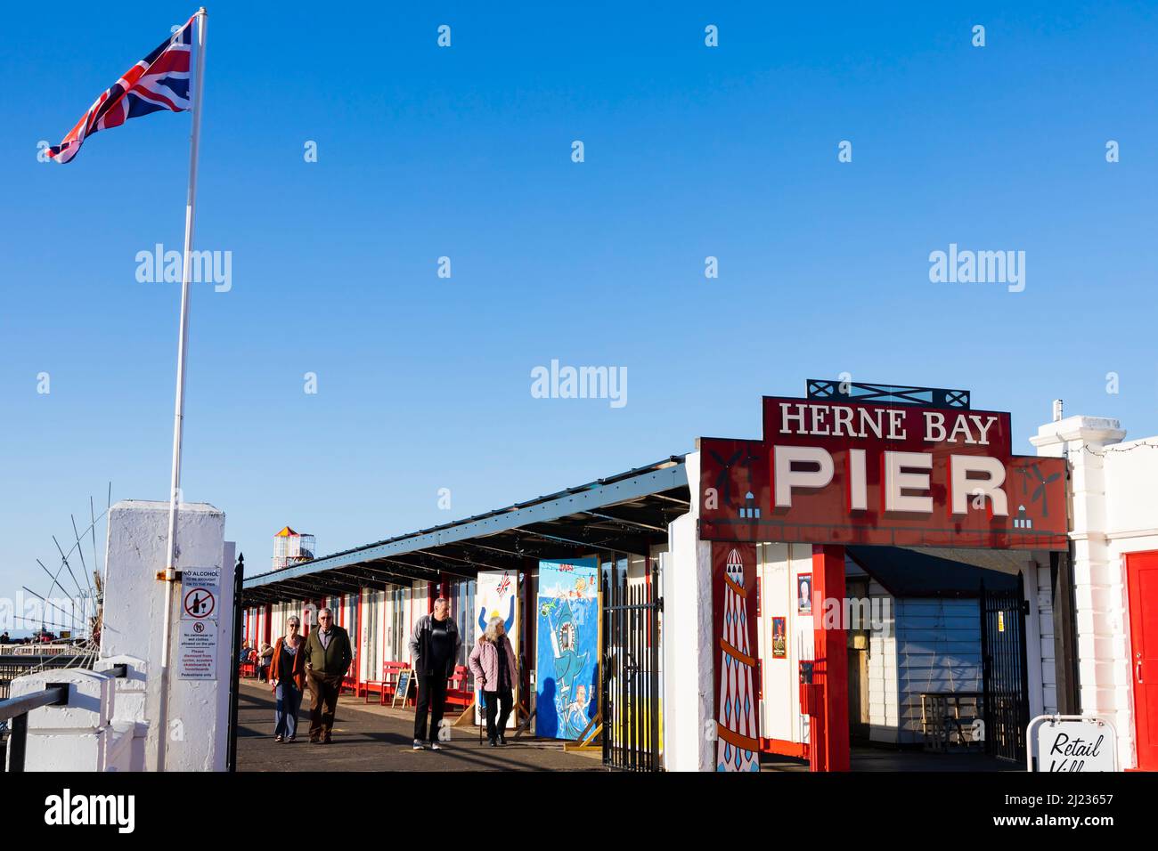 Entrée à Herne Bay Pier, avec des personnes. Herne Bay, Kent, Angleterre Banque D'Images