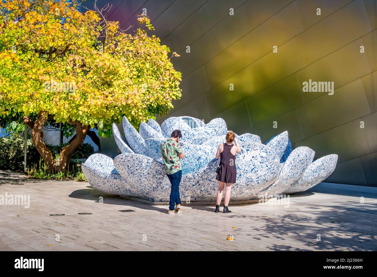 Les gens apprécient la sculpture « A Rose for Lilly » de Frank Gehry au Walt Disney concert Hall de Los Angeles, Californie, États-Unis, par une journée ensoleillée. Banque D'Images
