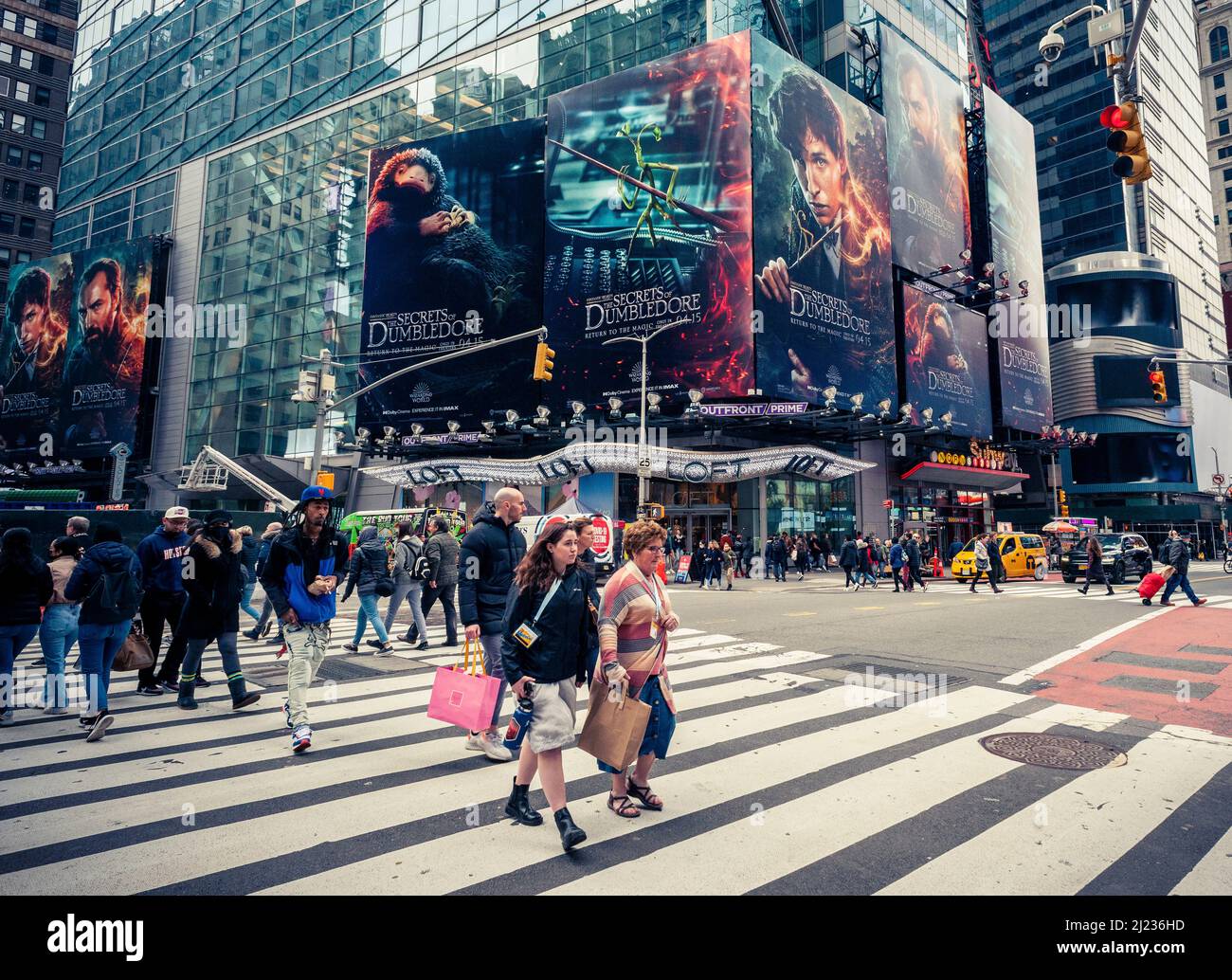 Publicité pour les secrets Warner Bros. PicturesÕ ÒThe de DumbledoreÓ, une partie de la franchise Harry Potter, dans Times Square à New York le dimanche 27 mars 2022. Également connu sous le nom de ÒFantastic bêtes: Les secrets de DumbledoreÓ, le film est prévu pour être sorti aux États-Unis le 15 avril 2022. (© Richard B. Levine) Banque D'Images
