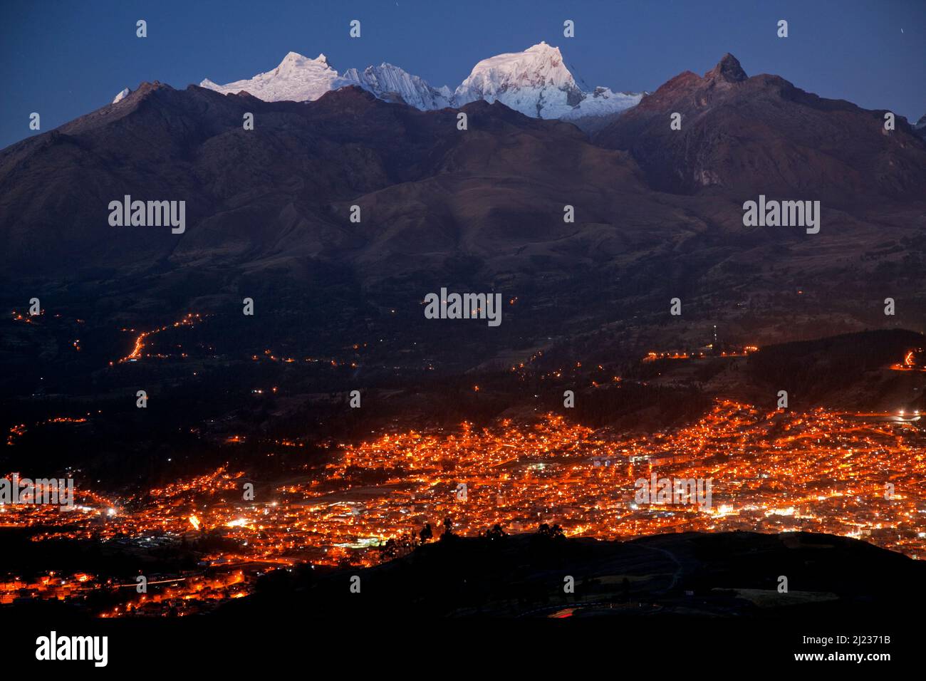Huaraz au crépuscule, Cordillera Blanca, Pérou Banque D'Images