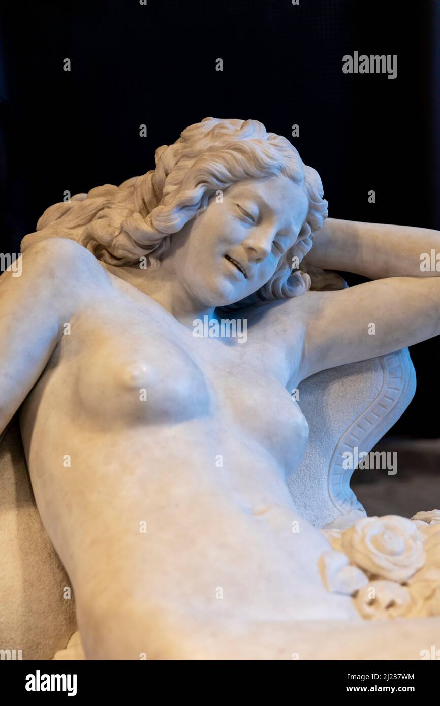 Italie, Vérone, statue en marbre d'une femme nue couché Banque D'Images