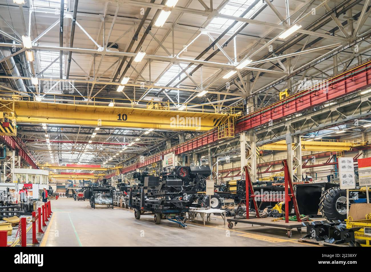 Production et assemblage automatisés modernes de machines d'équipement industriel. Grand atelier en usine. Banque D'Images