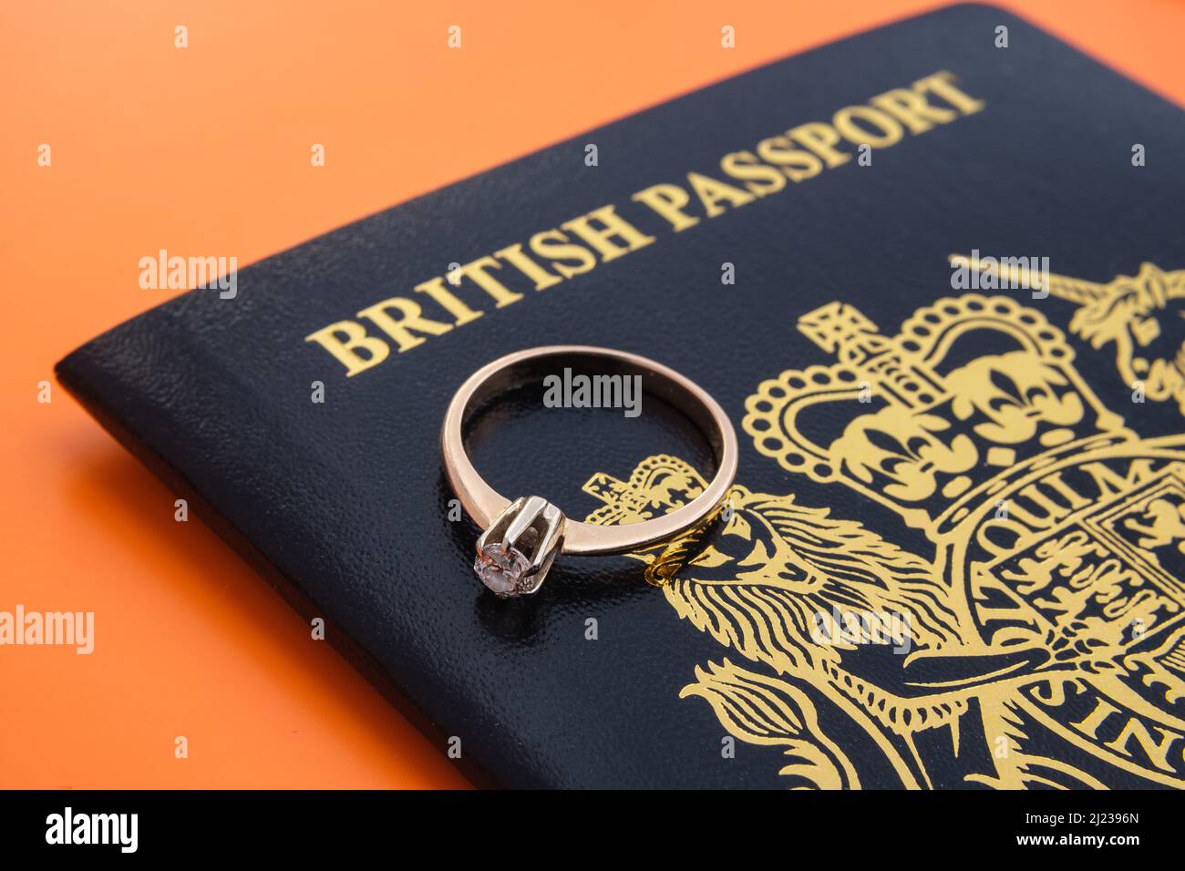 Bague d'engagement avec diamant sur un nouveau passeport britannique bleu foncé. Concept de visa de fiance britannique ou de visa de conjoint. Stafford, Royaume-Uni, mars 29 Banque D'Images
