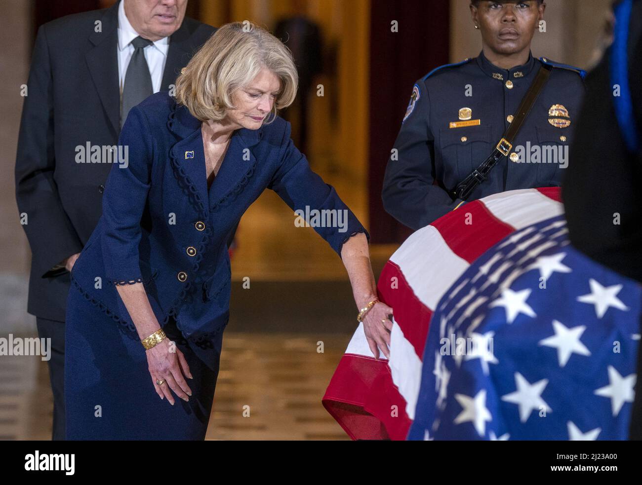 Washington, États-Unis. 29th mars 2022. Le sénateur républicain de l'Alaska Lisa Murkowski adoucit le drapeau qui couvre le rôle du représentant républicain de l'Alaska Don Young alors qu'il se trouve dans la salle de statuaire du Capitole des États-Unis à Washington DC, le mardi 29 mars 2022. Young, décédé le 18 mars 2022, était le républicain ayant le plus longtemps occupé au Congrès et représentait l'Alaska depuis 1973. Photo de piscine par Shawn Thew/UPI crédit: UPI/Alay Live News Banque D'Images