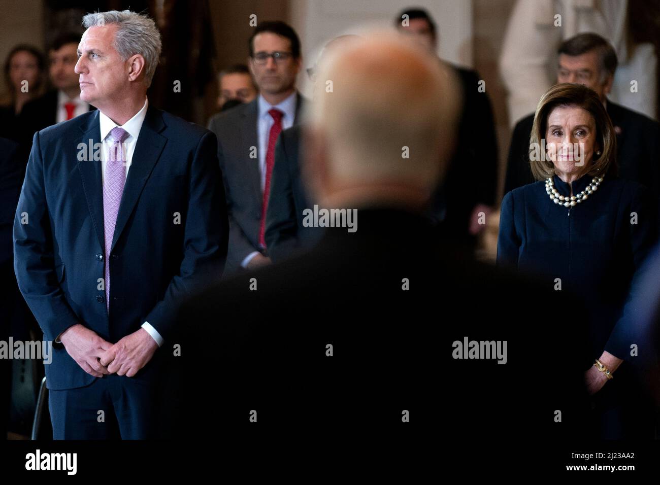 Washington, États-Unis. 29th mars 2022. Le chef de la Chambre minoritaire Kevin McCarthy (Californie-R) et la Présidente Nancy Pelosi (Californie-D) sont vus lors d'une cérémonie comme le représentant Don Young (Alaska-R) se trouve dans la salle de statuaire du Capitole des États-Unis à Washington, DC, le mardi 29 mars 2022. Jeune décédé à l'âge de 88 ans, il a été à la Chambre pendant 49 ans et le républicain ayant le plus longtemps été à la Chambre des représentants. (Photo par Greg Nash/Pool/Sipa USA) crédit: SIPA USA/Alay Live News Banque D'Images