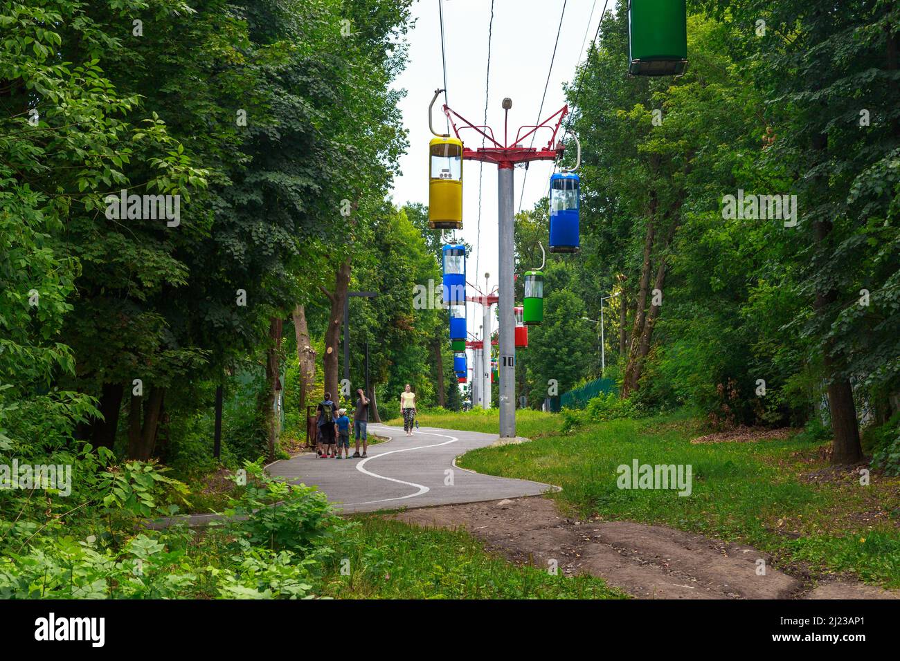 KHARKIV, UKRAINE - 3 AOÛT 2021 : il s'agit d'un téléphérique dans le parc de la ville. Banque D'Images