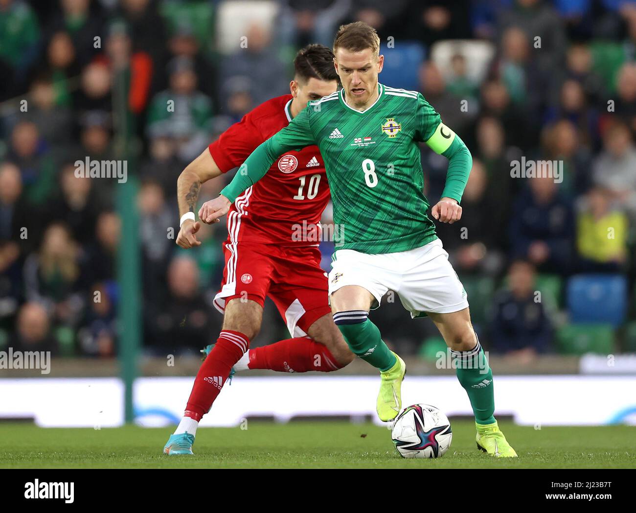 Steven Davis (à droite), en Irlande du Nord, et Dominik Szoboszlai, en Hongrie, se battent pour le ballon lors du match international amical à Windsor Park, à Belfast. Date de la photo: Mardi 29 mars 2022. Banque D'Images