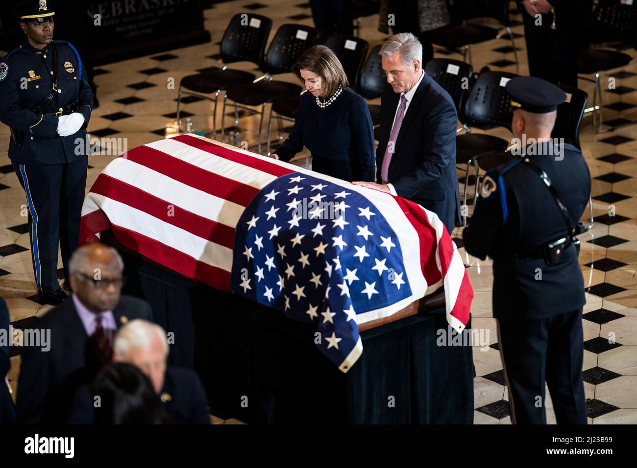 Washington, États-Unis. 29th mars 2022. WASHINGTON, DC - 29 MARS : la présidente de la Chambre Nancy Pelosi, de Californie, et le chef de la minorité de la Chambre Kevin McCarthy, de Californie, ont rendu hommage lors d'une cérémonie pour le regretté représentant Don Young, de l'Alaska, alors qu'il se trouve dans la salle de statuaire de Capitol Hill le mardi 29 mars 2022 à Washington, DC. Young était le membre le plus longtemps au pouvoir de la délégation du Congrès de l'Alaska et est décédé le vendredi 18 mars à l'âge de 88 ans. (Photo de Jabin Botsford/Pool/Sipa USA) crédit: SIPA USA/Alay Live News Banque D'Images